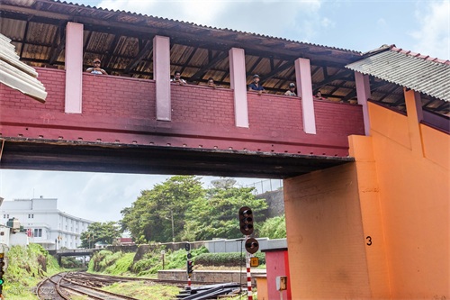 实拍斯里兰卡海上小火车，行驶中的火车没有门开着窗，有咖喱味道