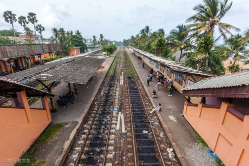 实拍斯里兰卡海上小火车，行驶中的火车没有门开着窗，有咖喱味道