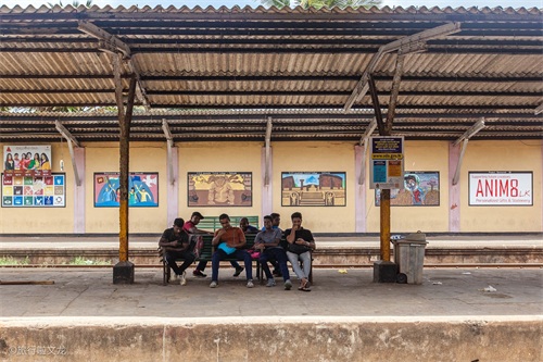 实拍斯里兰卡海上小火车，行驶中的火车没有门开着窗，有咖喱味道