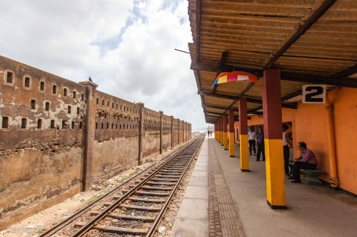 实拍斯里兰卡海上小火车，行驶中的火车没有门开着窗，有咖喱味道