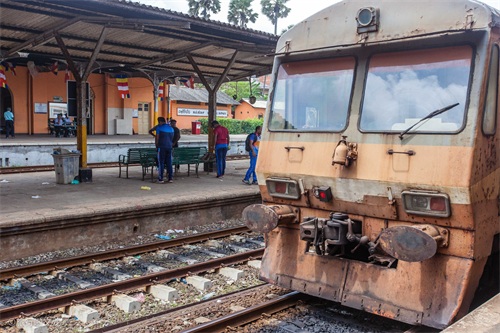 实拍斯里兰卡海上小火车，行驶中的火车没有门开着窗，有咖喱味道