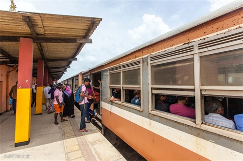 实拍斯里兰卡海上小火车，行驶中的火车没有门开着窗，有咖喱味道