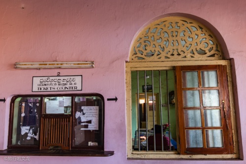 实拍斯里兰卡海上小火车，行驶中的火车没有门开着窗，有咖喱味道