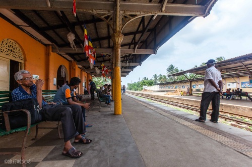实拍斯里兰卡海上小火车，行驶中的火车没有门开着窗，有咖喱味道