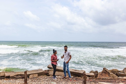 实拍斯里兰卡海上小火车，行驶中的火车没有门开着窗，有咖喱味道
