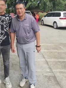 ​54岁张嘉译现状曝光：双鬓斑白、背部佝偻，健康危机令人警醒！