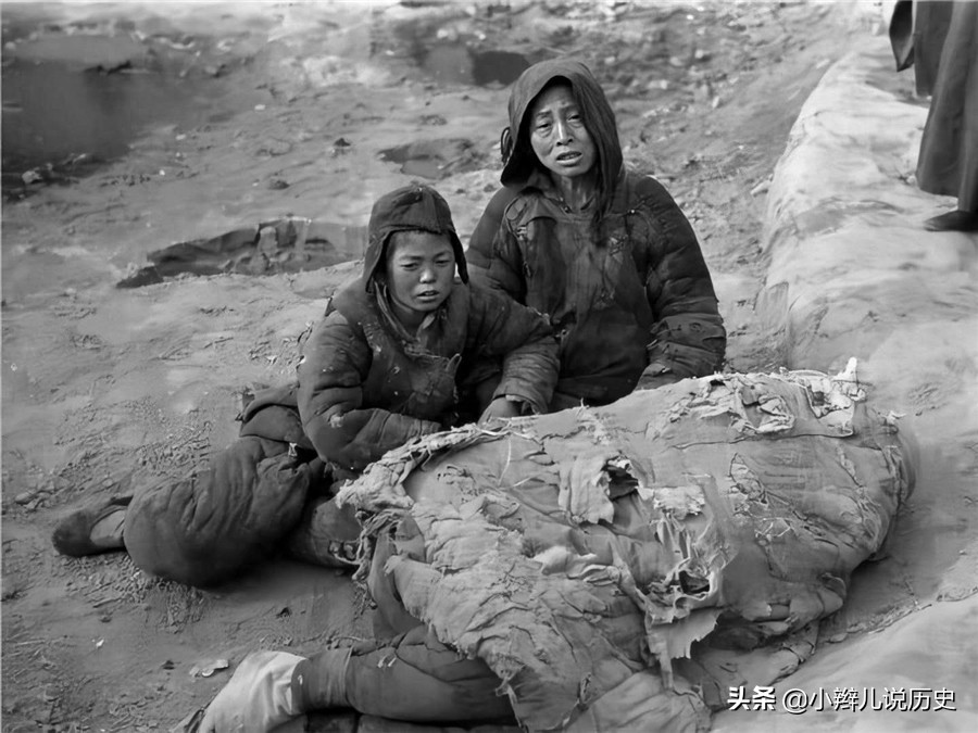 真实的1942河南大饥荒，人们抢吃大雁屎，卖妻女只换4斗粮食