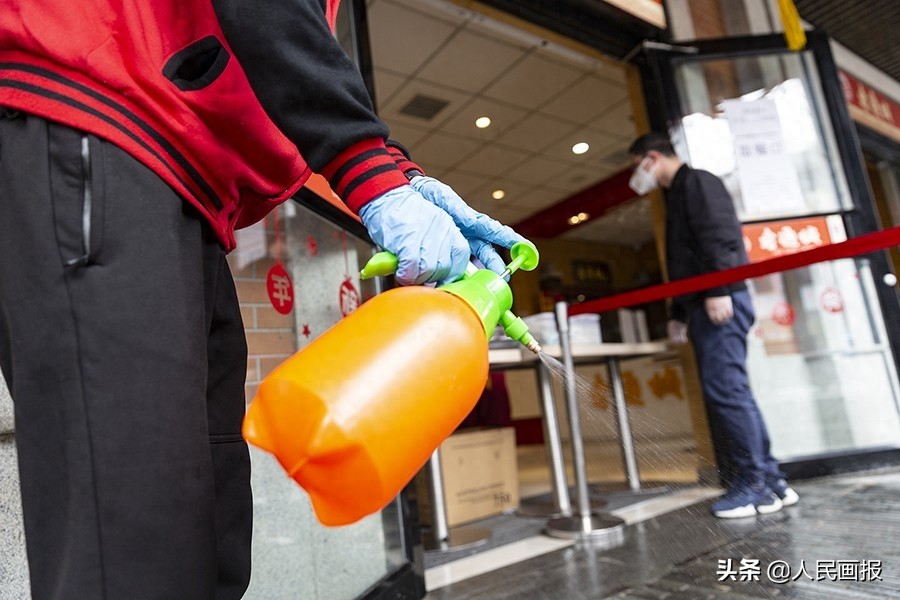 武汉“过早”怎能少了老通城的豆皮,后厨制作过程来了