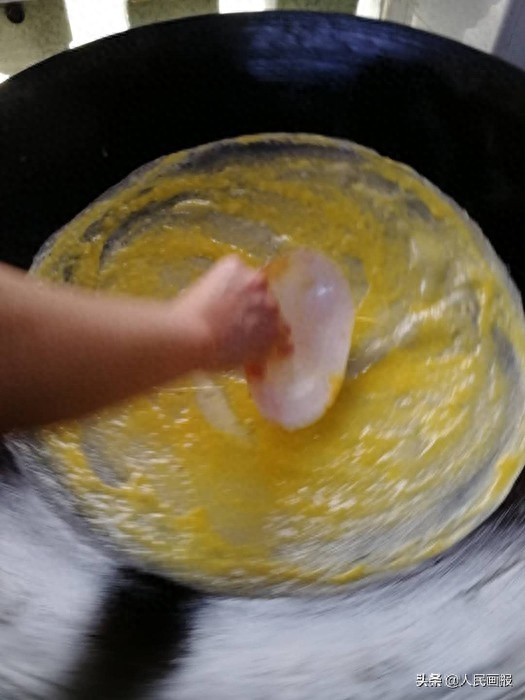 武汉“过早”怎能少了老通城的豆皮,后厨制作过程来了