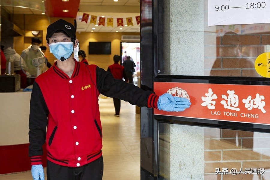 武汉“过早”怎能少了老通城的豆皮,后厨制作过程来了