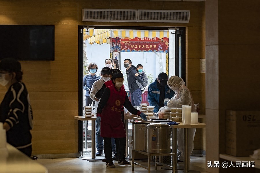 武汉“过早”怎能少了老通城的豆皮,后厨制作过程来了