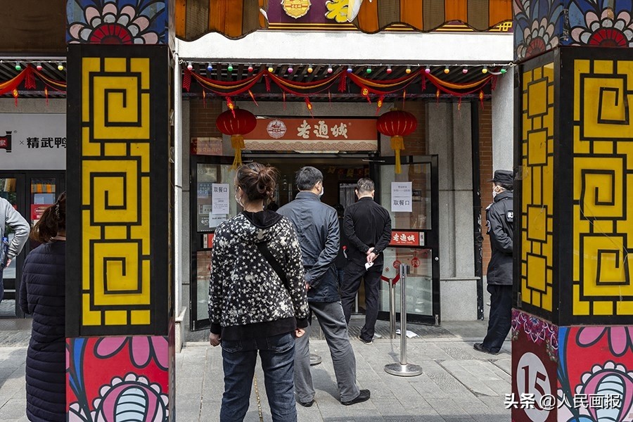 武汉“过早”怎能少了老通城的豆皮,后厨制作过程来了