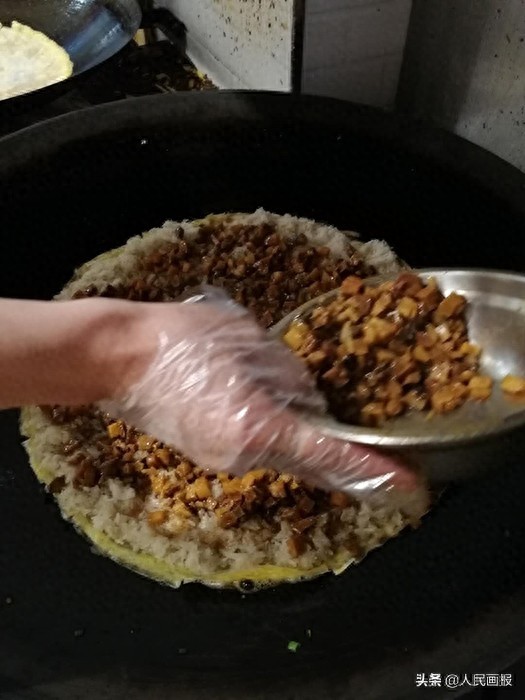 武汉“过早”怎能少了老通城的豆皮,后厨制作过程来了