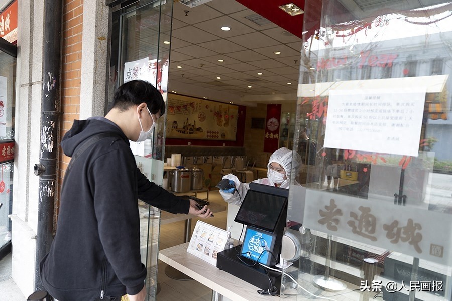 武汉“过早”怎能少了老通城的豆皮,后厨制作过程来了