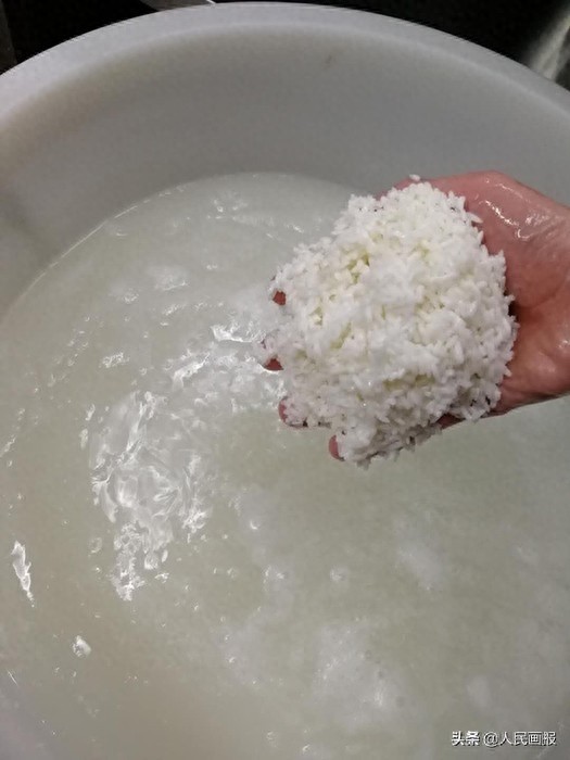 武汉“过早”怎能少了老通城的豆皮,后厨制作过程来了