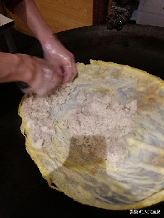 武汉“过早”怎能少了老通城的豆皮,后厨制作过程来了