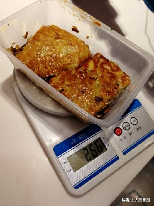 武汉“过早”怎能少了老通城的豆皮,后厨制作过程来了