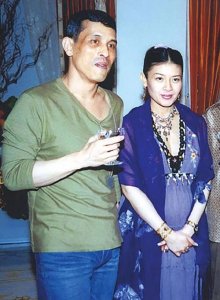 ​西拉米王妃现状令人堪忧，手握扫把独自清理院子，怎会如此落魄？