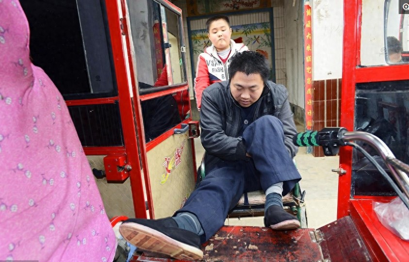 8张催人泪下的父子图，8位平凡又伟大的父亲，看哪位让你感动落泪