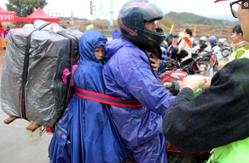 8张催人泪下的父子图，8位平凡又伟大的父亲，看哪位让你感动落泪