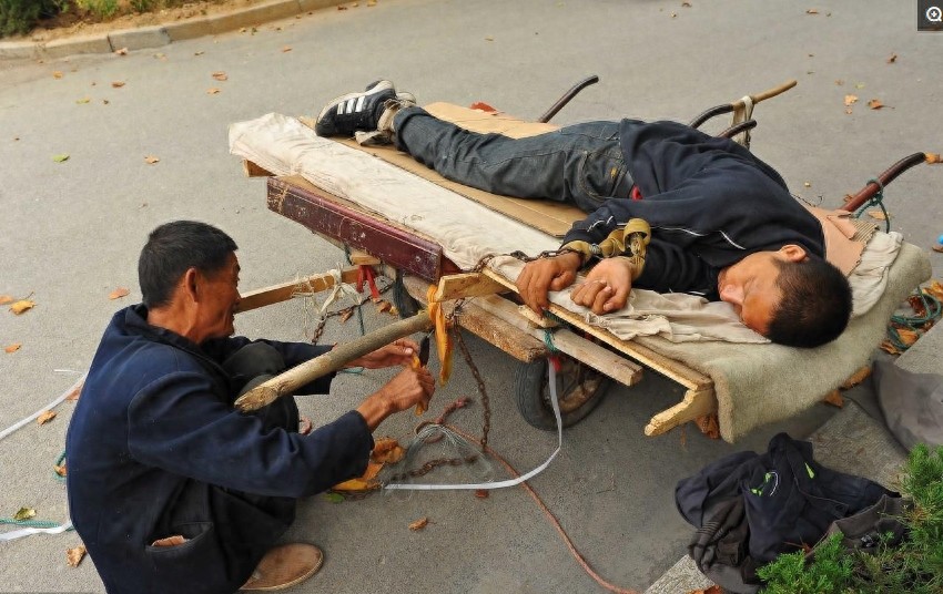 8张催人泪下的父子图，8位平凡又伟大的父亲，看哪位让你感动落泪