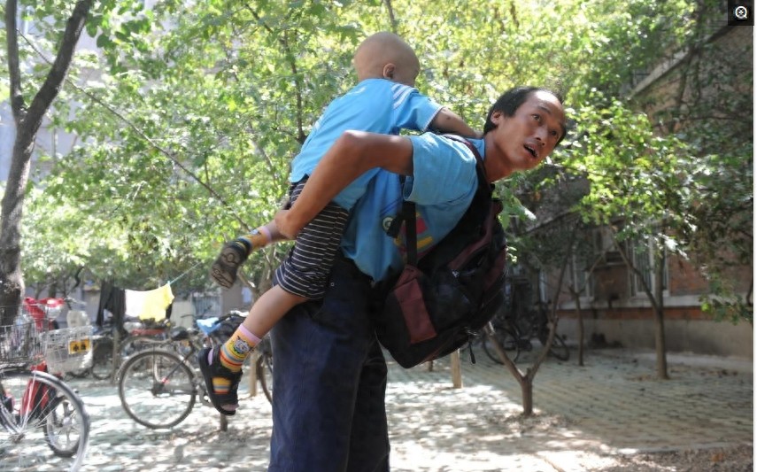 8张催人泪下的父子图，8位平凡又伟大的父亲，看哪位让你感动落泪