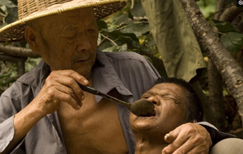 8张催人泪下的父子图，8位平凡又伟大的父亲，看哪位让你感动落泪