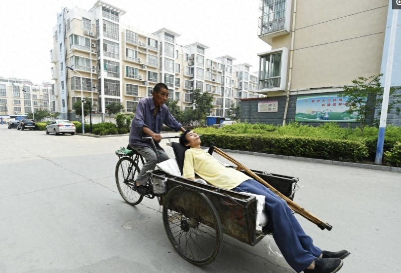 8张催人泪下的父子图，8位平凡又伟大的父亲，看哪位让你感动落泪