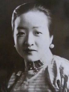 ​1928年，为了父亲盛宣怀留下的遗产，盛爱颐将三个哥哥告上法庭