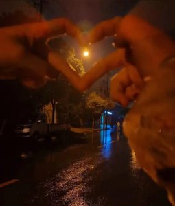 ​关于雨的唯美个性签名句子短句 ：窗外的雨是云朵藏不住的委屈